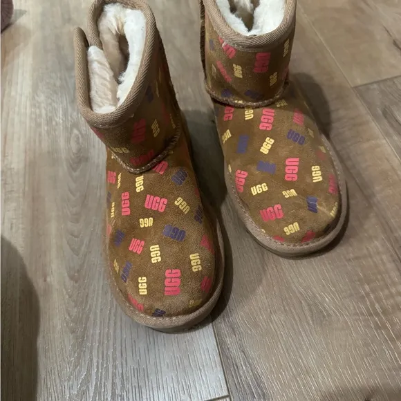 UGG JONA CONFETTI LOGO MINI BOOTS -CHESTNUT SUEDE -UGGPURE LINED -size 11 kids