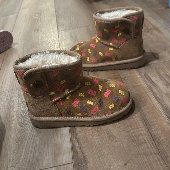 UGG JONA CONFETTI LOGO MINI BOOTS -CHESTNUT SUEDE -UGGPURE LINED -size 11 kids